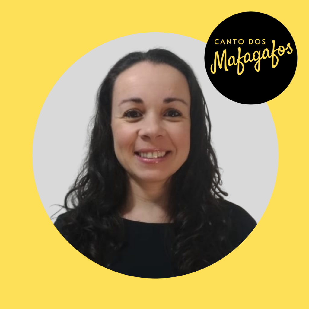 Centralizado sobre fundo amarelo, um grande círculo com a foto do rosto de Daiane Roldão. Ela é branca, de cabelos pretos longos e ondulados. Usa maquiagem leve, com os olhos delineados com lápis preto e os lábios pintados com gloss. Daiane sorri. Usa uma blusa preta. No canto superior direito, a logo do “Canto dos Mafagafos”.